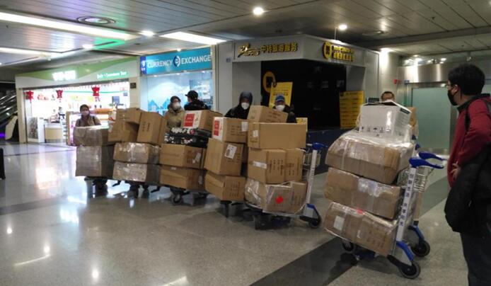 省亿万先生mr官方网站集团捐赠首批紧缺防疫物资运抵华西医院