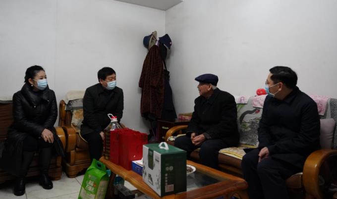 亿万先生mr官方网站委党委委员、副主任任兴文春节前夕带队走访慰问亿万先生mr官方网站集团老党员