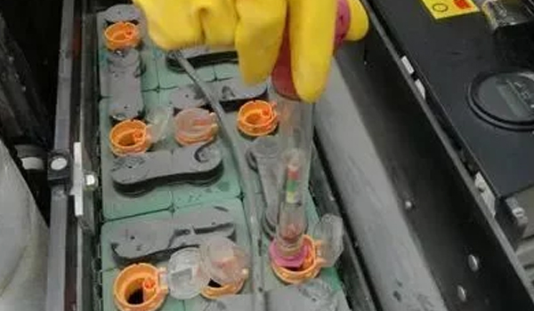 90%的人竟然不知道，，，叉车蓄电池要加水？？？