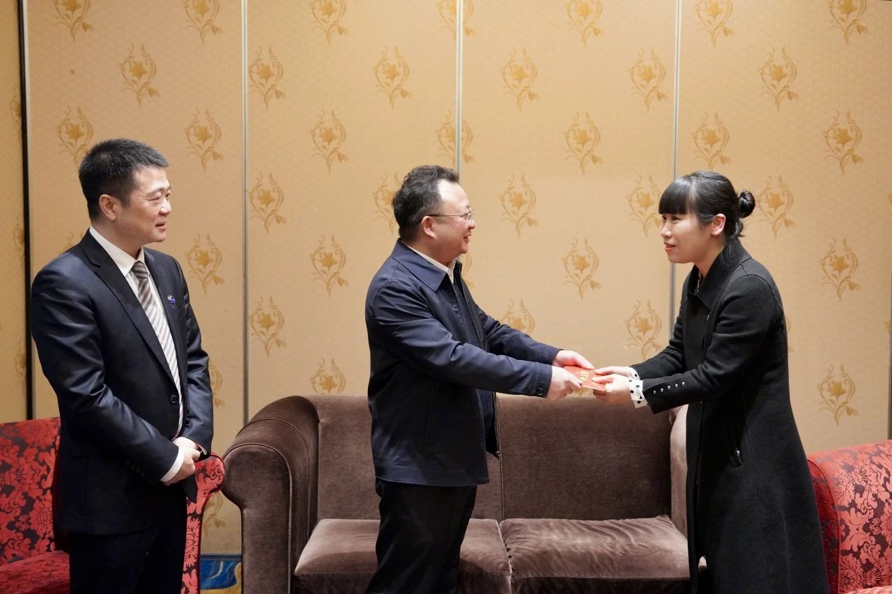 亿万先生mr官方网站委党委委员、副主任何政一行走访慰问省亿万先生mr官方网站集团生活困难党员