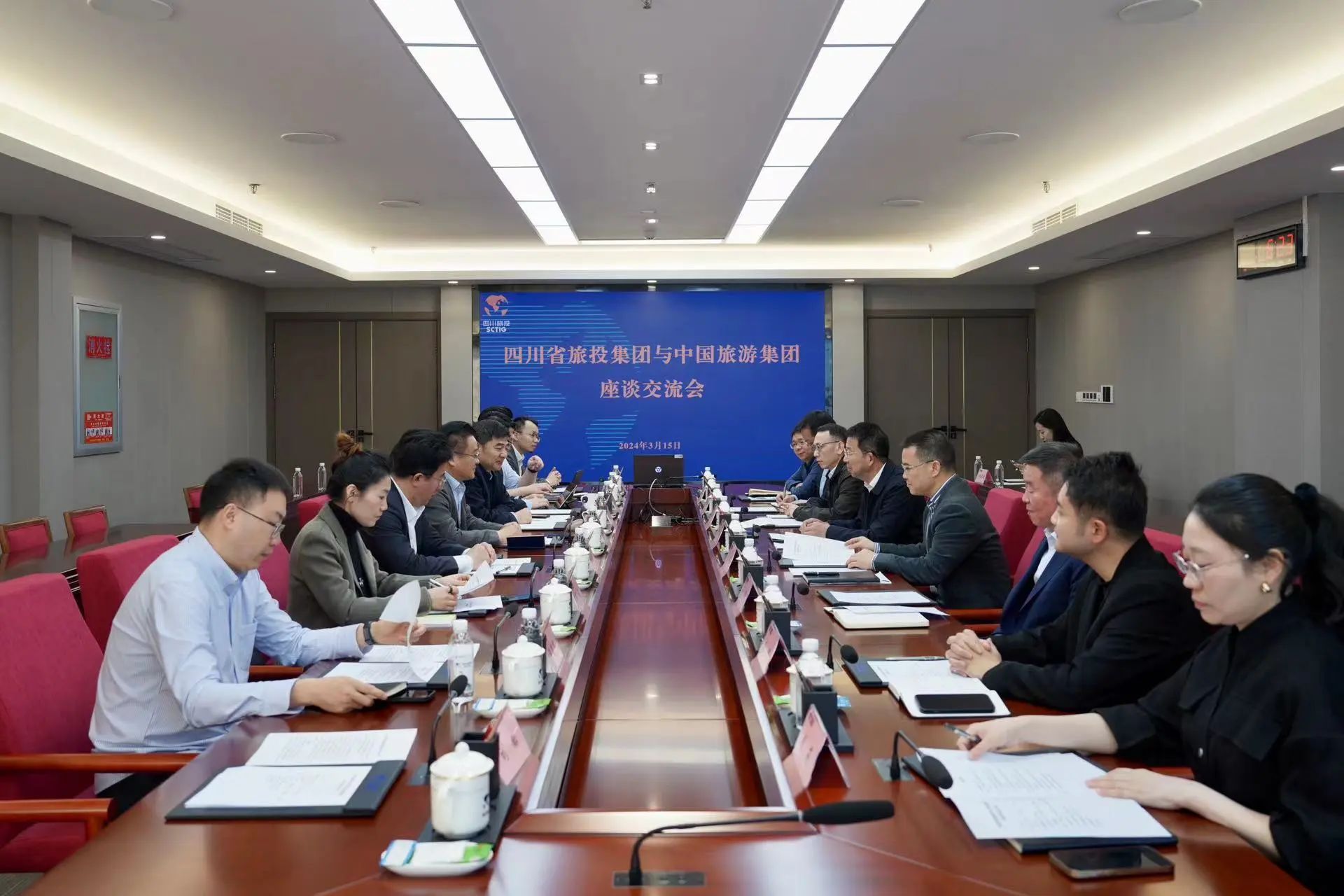 f2c3eae0-9b04-4d8a-84aa-be719e1db156 省亿万先生mr官方网站集团与中国旅游集团举行座谈交流会
