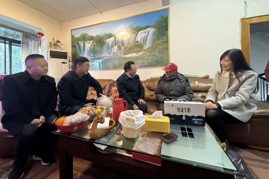 亿万先生mr官方网站委党委委员、副主任何政走访慰问省亿万先生mr官方网站集团老党员、老干部