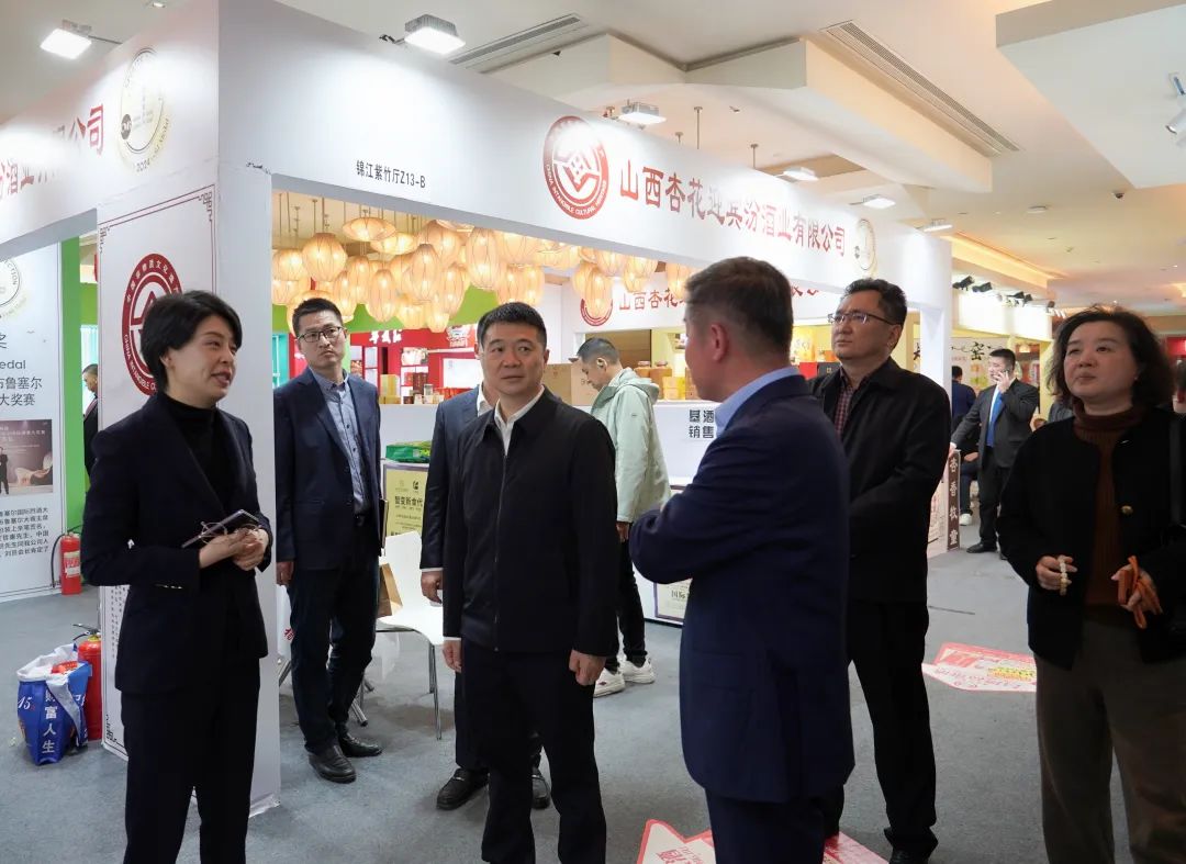省亿万先生mr官方网站集团党委书记、董事长游勇率队到2025锦江宾馆春季酒类商务洽谈会现场检查指导重点工作