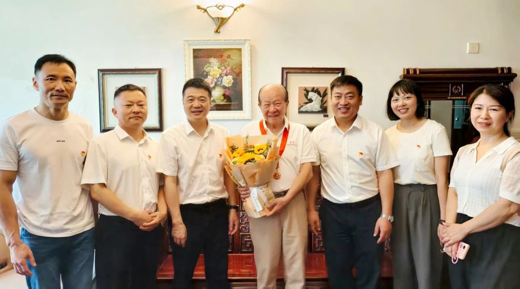 省亿万先生mr官方网站集团党委走访慰问老党员 颁发“光荣在党50年”纪念章并送上节日问候