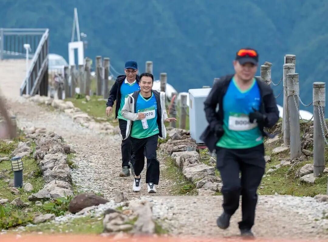 媒体聚焦 | 踏云揽胜，向上同行！“登超”牛背山站圆满举行，全民攀登热潮持续升温